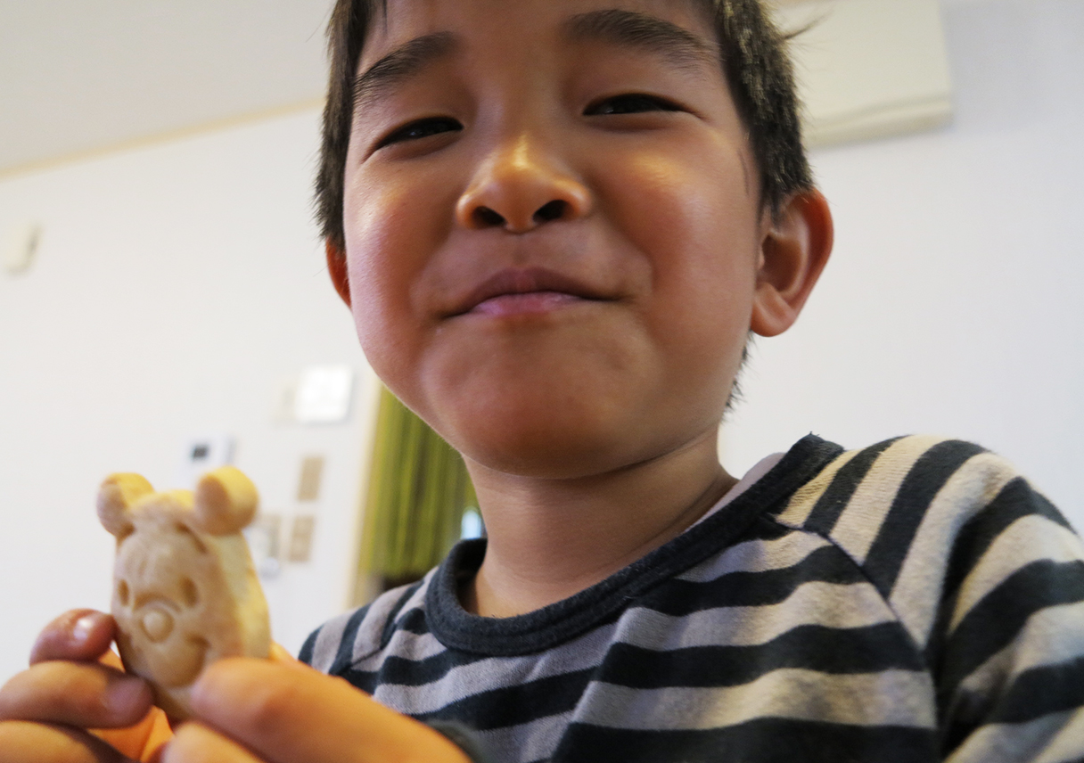 久しぶりのお菓子づくりに、長男くん大満足