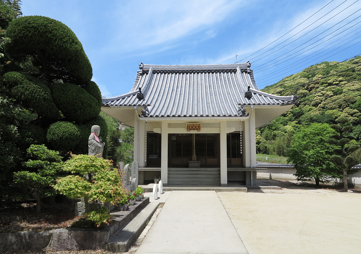 淡路島の湧き水に感謝。薬師庵の閼伽水を汲みに来ました