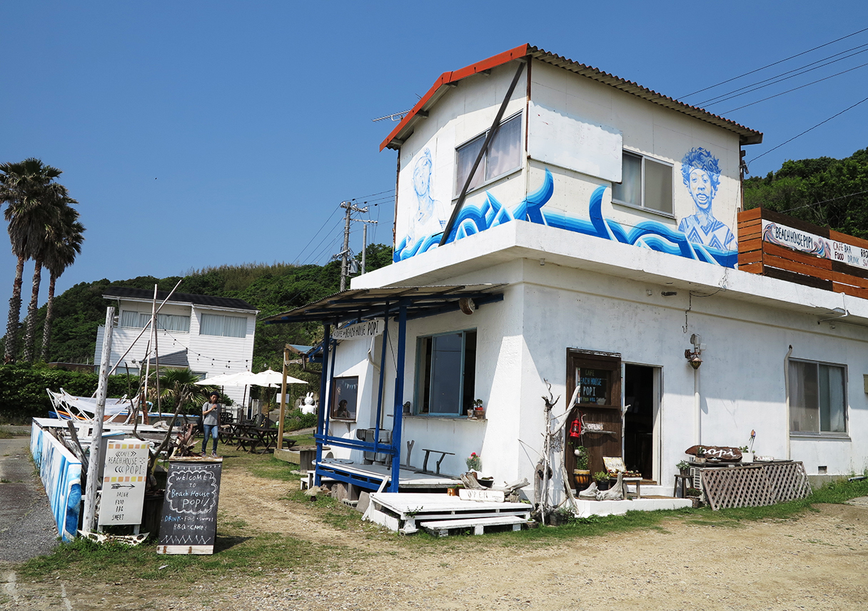 ビーチハウス POPIで、海を眺めながらの、のんびりランチ。五色浜が目の前に広がる贅沢なロケーション♬