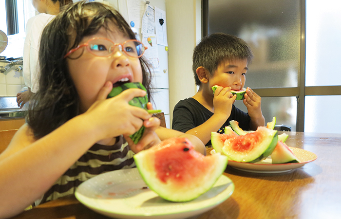 スイカを食べる子供