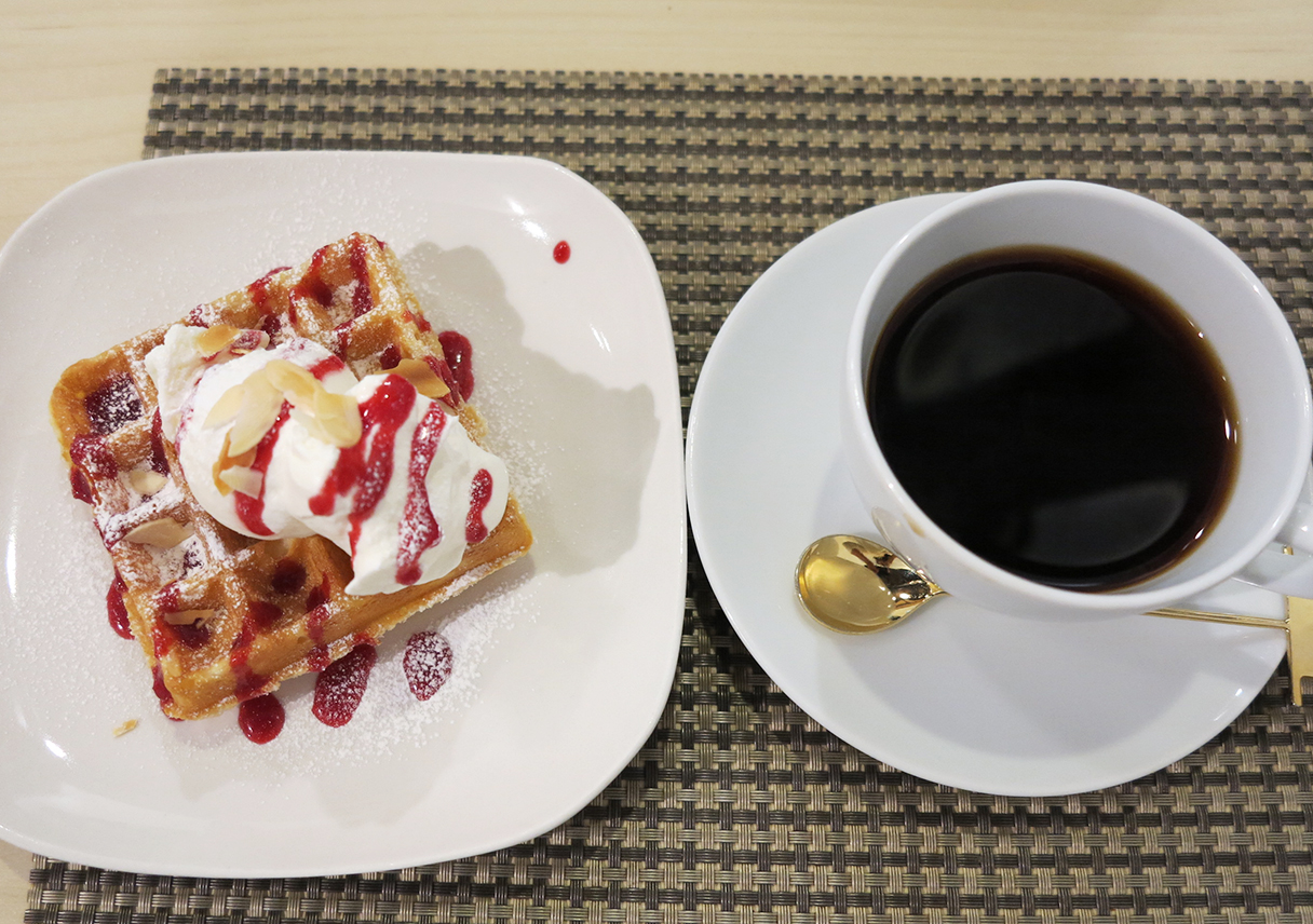 ワッフルと焙煎コーヒーで大人気の「ふくカフェ」は、フクロウがたくさん!