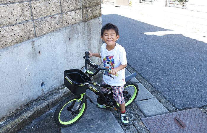 自転車でニッコリ笑顔