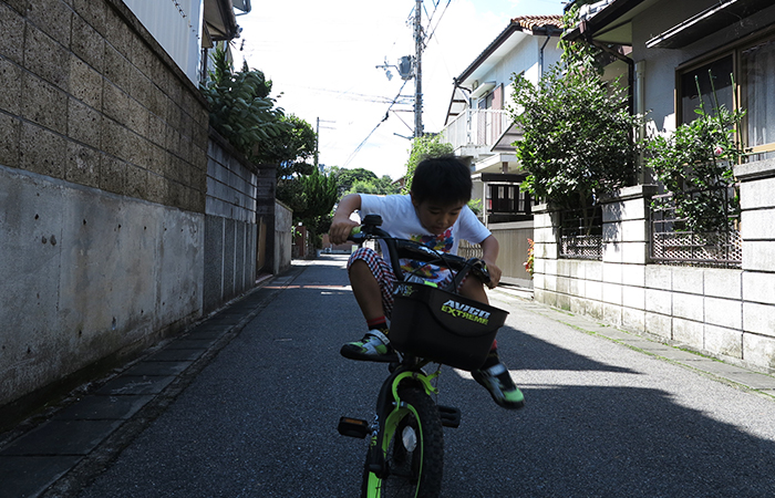 自転車で足上げ