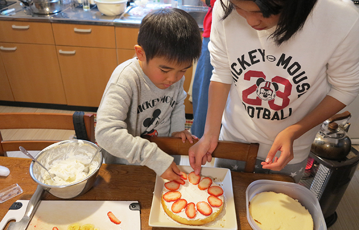 ケーキを作る姉弟