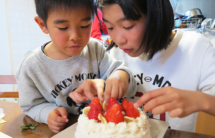 ケーキを作る姉弟