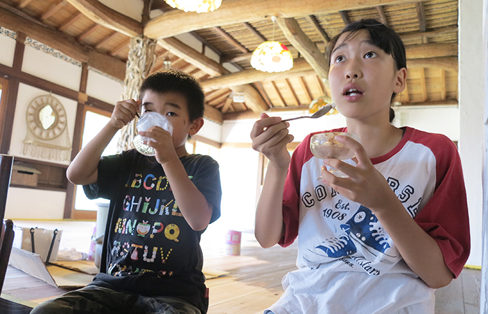 アイスクリームを食べる姉弟