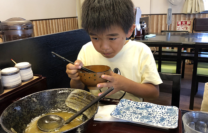 淡路島 幸来（はぴくる）カレーうどんを食べる長男