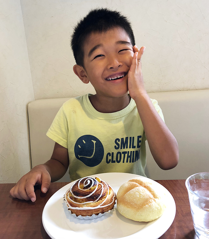 平野パンの店内でモーニングを食べる