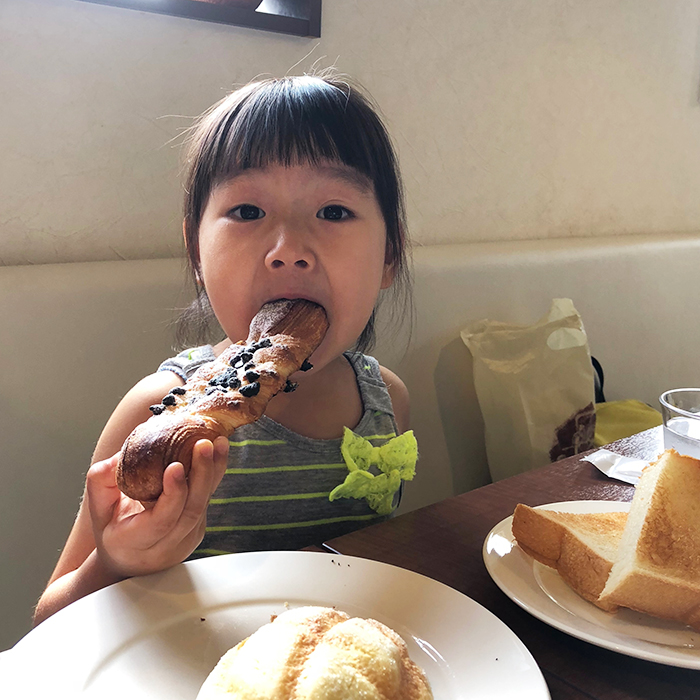 平野パンの店内でモーニングを食べる