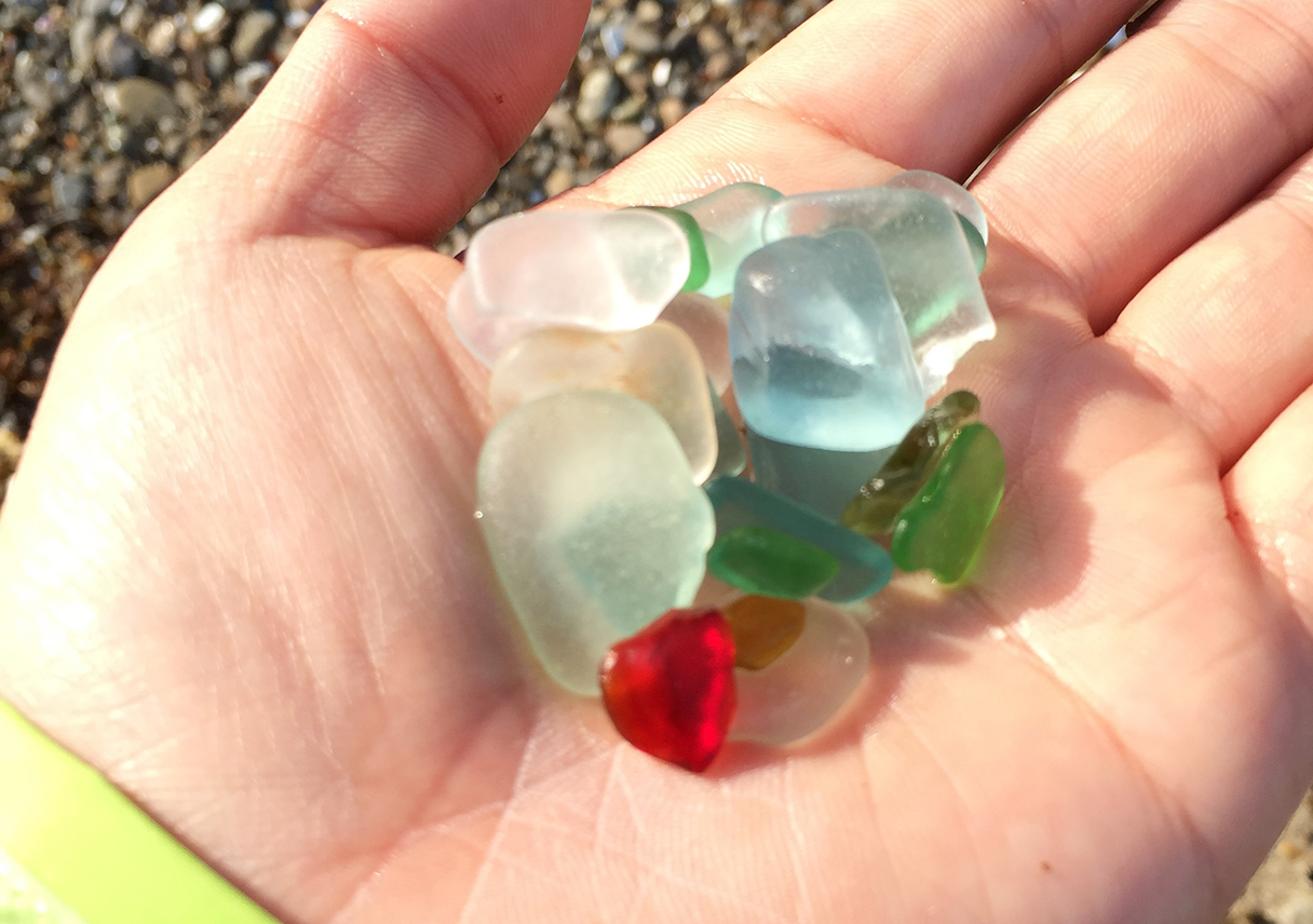 赤は激レア 大浜海水浴場に来たらシーグラス探し 観光プランに入れたら楽しいよ 赤は激レア 大浜海水浴場に来たらシーグラス探し 観光プランに入れたら楽しいよ
