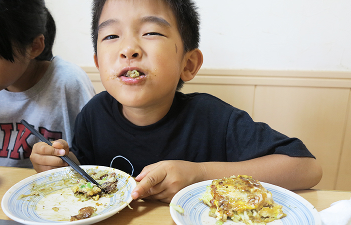 お好み焼きをかき入れる長男