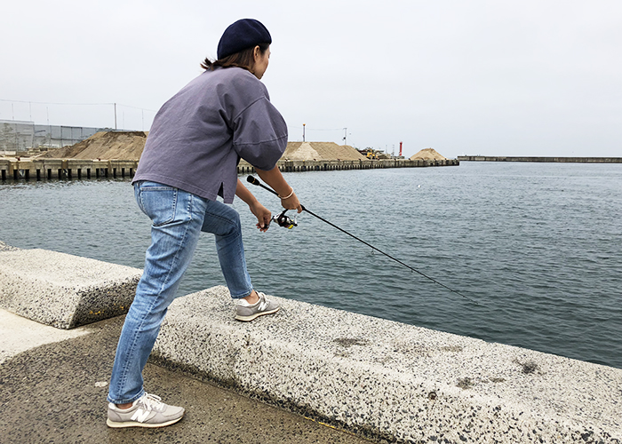 奥さん釣りをする