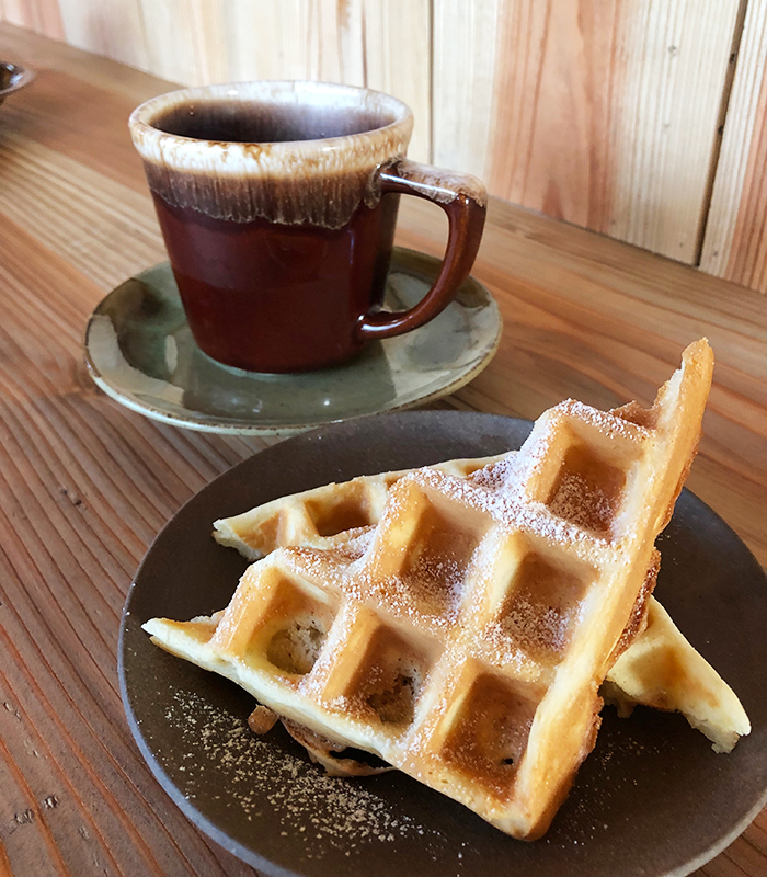 サインズ&キャンプ キッチン コーヒーとワッフル