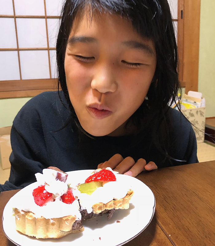 ケーキを食べる娘