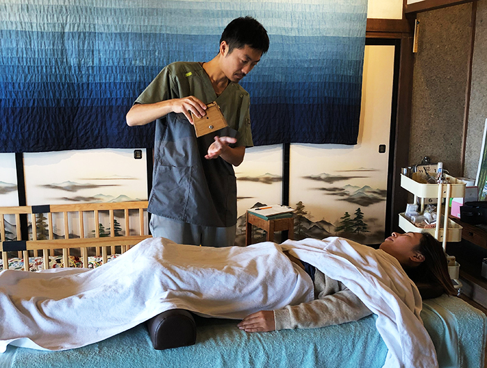 島の鍼灸院　治療中