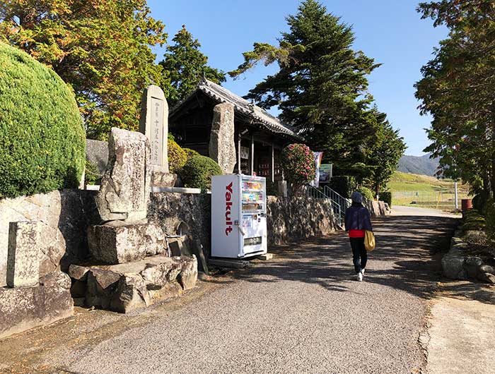 覚住寺の前の道