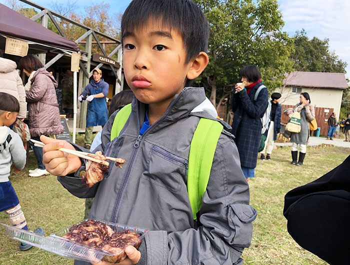 餅を食べる息子