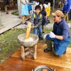 島の食卓で餅つき