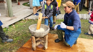 島の食卓で餅つき