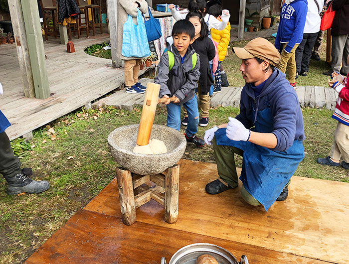 島の食卓で餅つき