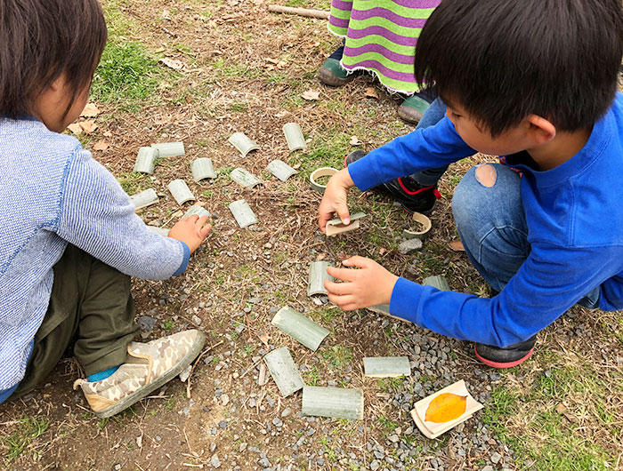 竹のおもちゃで遊ぶ子供