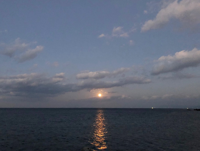 淡路島の海と満月