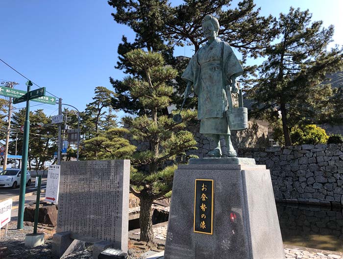 お登勢の像