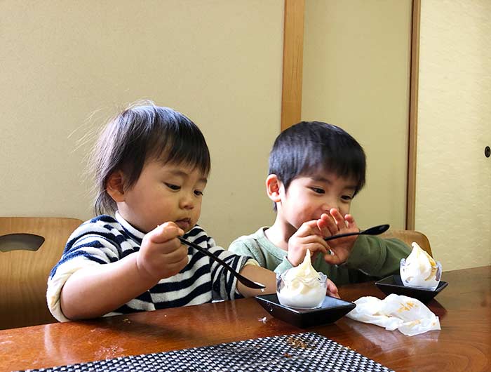 淡波家でアイスを食べる子供たち