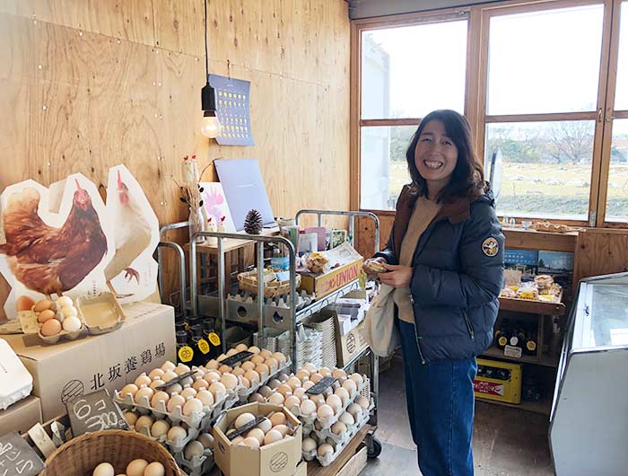 北坂養鶏場の直売所でお菓子を買う奥さん