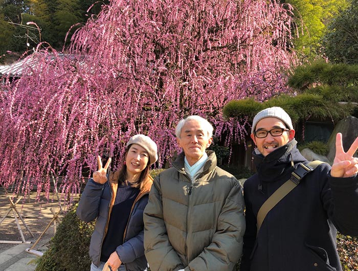 八木のしだれ梅と村上さん