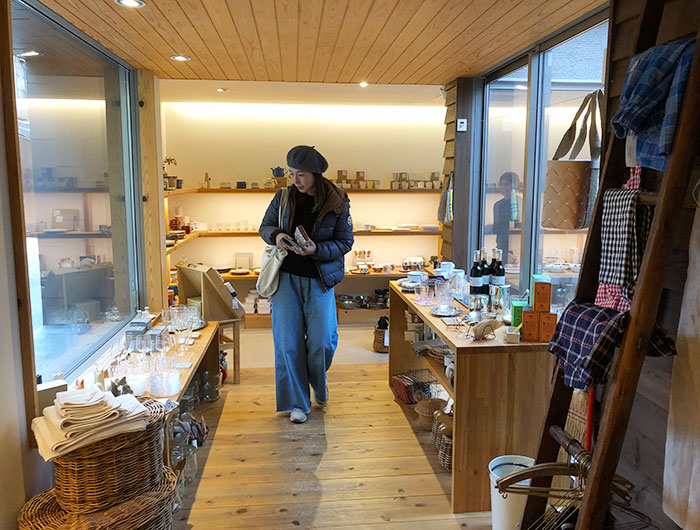 淡路島 なべ秀陶器店 店内の様子