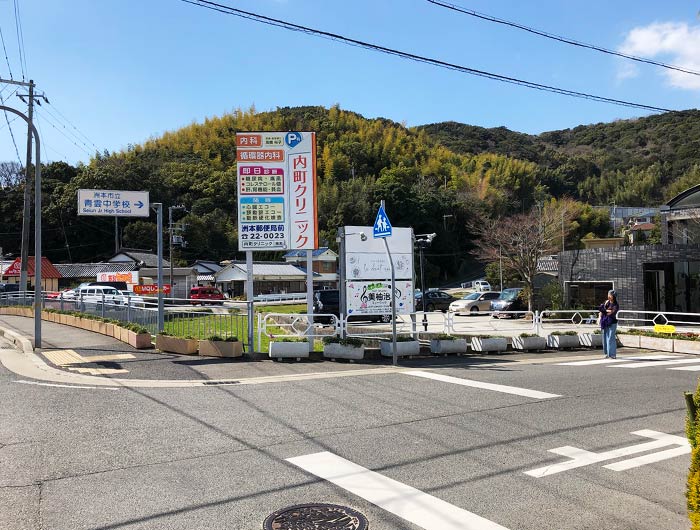 ルシャノワールは青雲中学校の道路標識を曲がってすぐ！