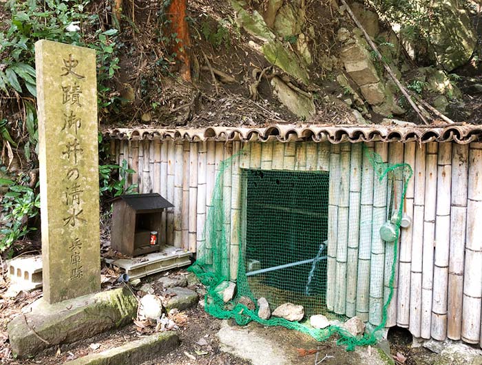 妙見山にある御井の清水の水汲み小屋 淡路島