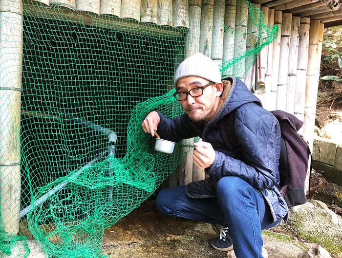 淡路島の名水「御井の清水」を柄杓で一口いただいた