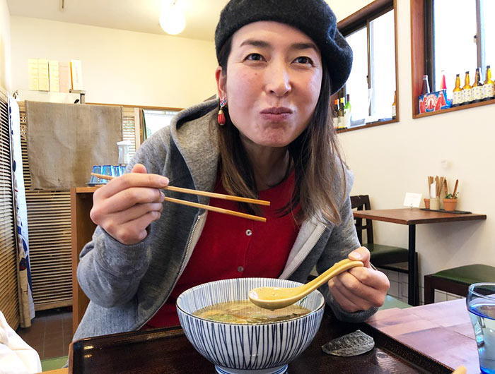 淡波家でラーメンを食べている