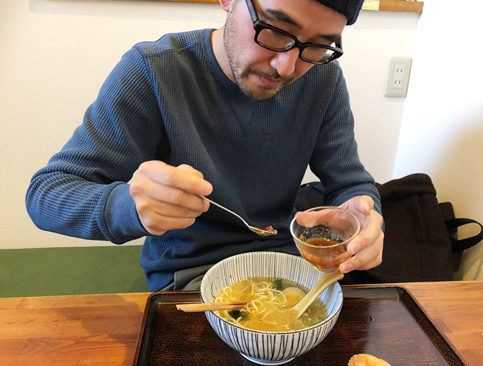 淡波家でラーメンを食べている