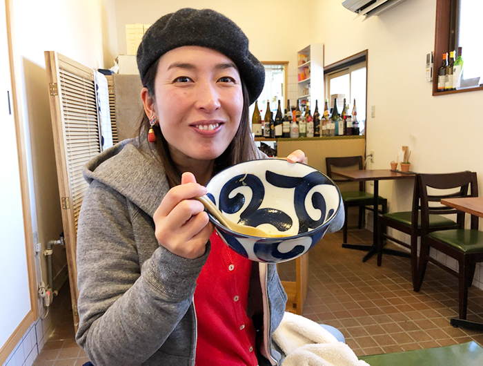 淡波家でラーメンを食べる奥さん