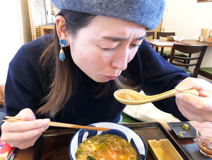 淡路海老味噌ラーメンに辛味爆弾を投入して一口食べてみた