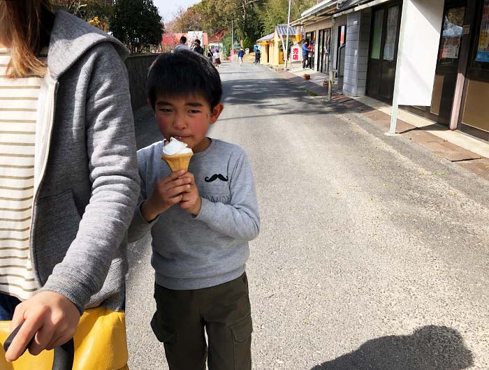 淡路島牧場でソフトクリームを食べる息子