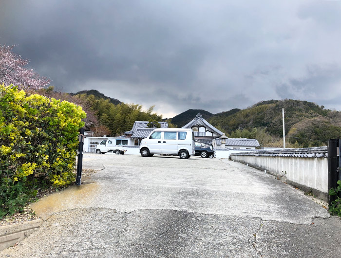 妙勝寺の駐車場