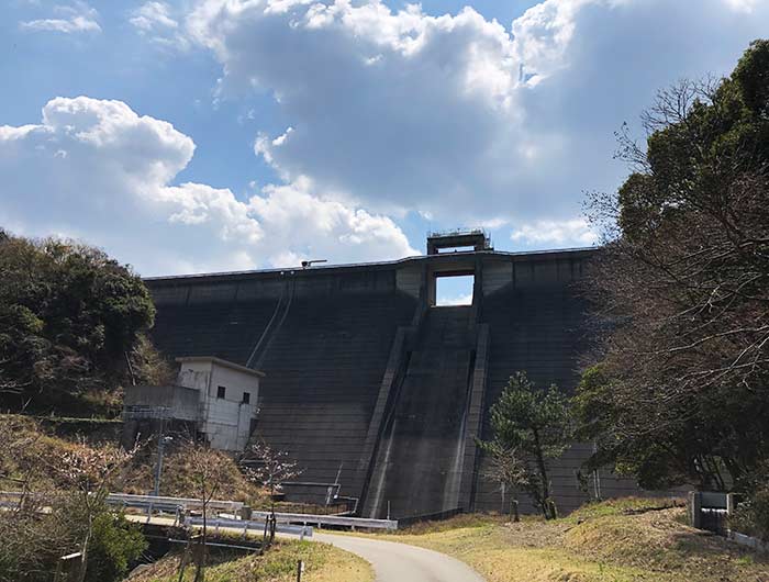 鮎屋ダムの堤体