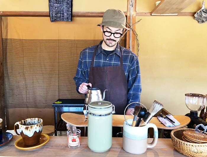 マーサくんがコーヒーを入れている様子