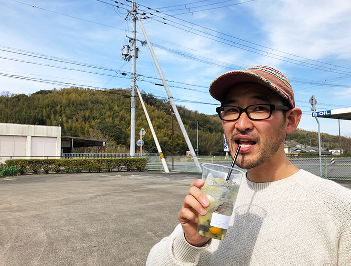 グレフル・キウイのシロップソーダを飲む