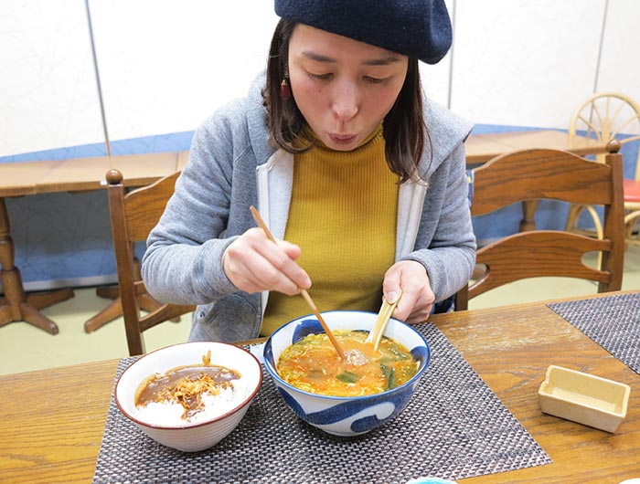 淡波家でラーメンとカレーを食べる奥さん