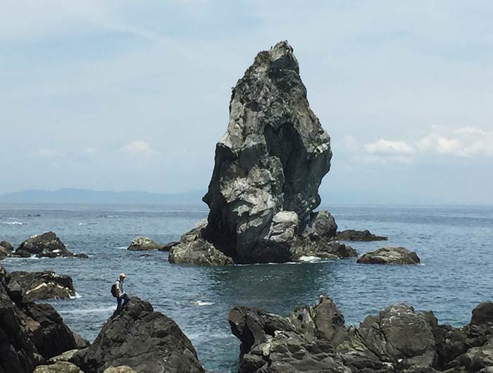 沼島のシンボル・上立神岩（かみたてがみいわ）