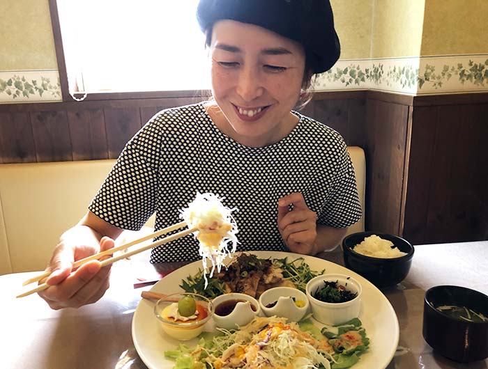 淡路鶏ももの直火あぶり焼き（ポン酢仕立て）を食べる奥さん