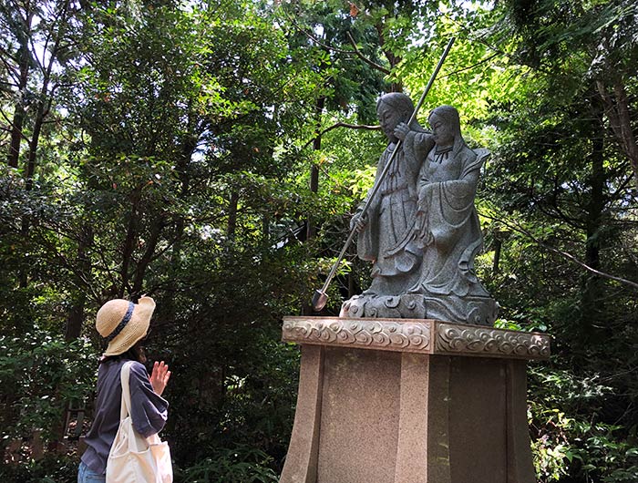 自凝神社（おのころ神社）　二神石像で参拝