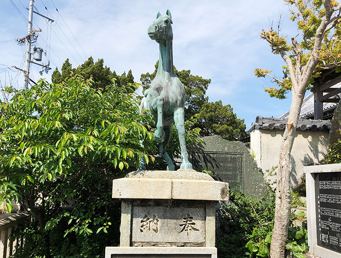 沼島八幡神社　神馬像