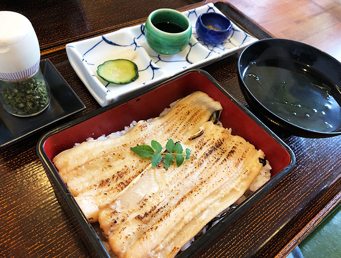 焼くより蒸しろ上穴子重　淡波家