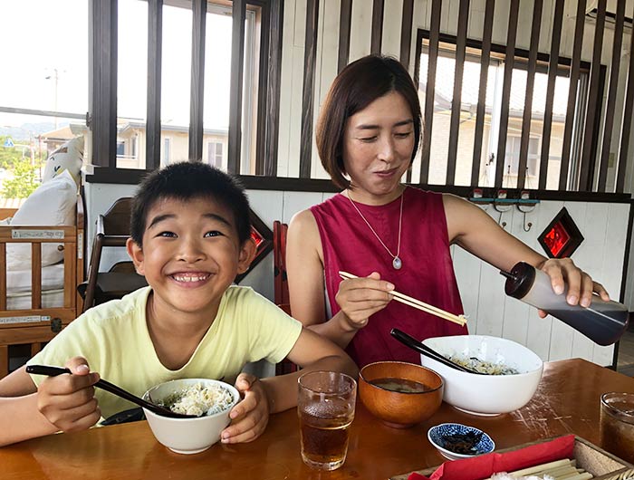 しらす丼を食べる家族